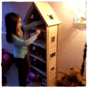 dřevěný dům pro panenky 130 cm, polička - tvorba na objednávku